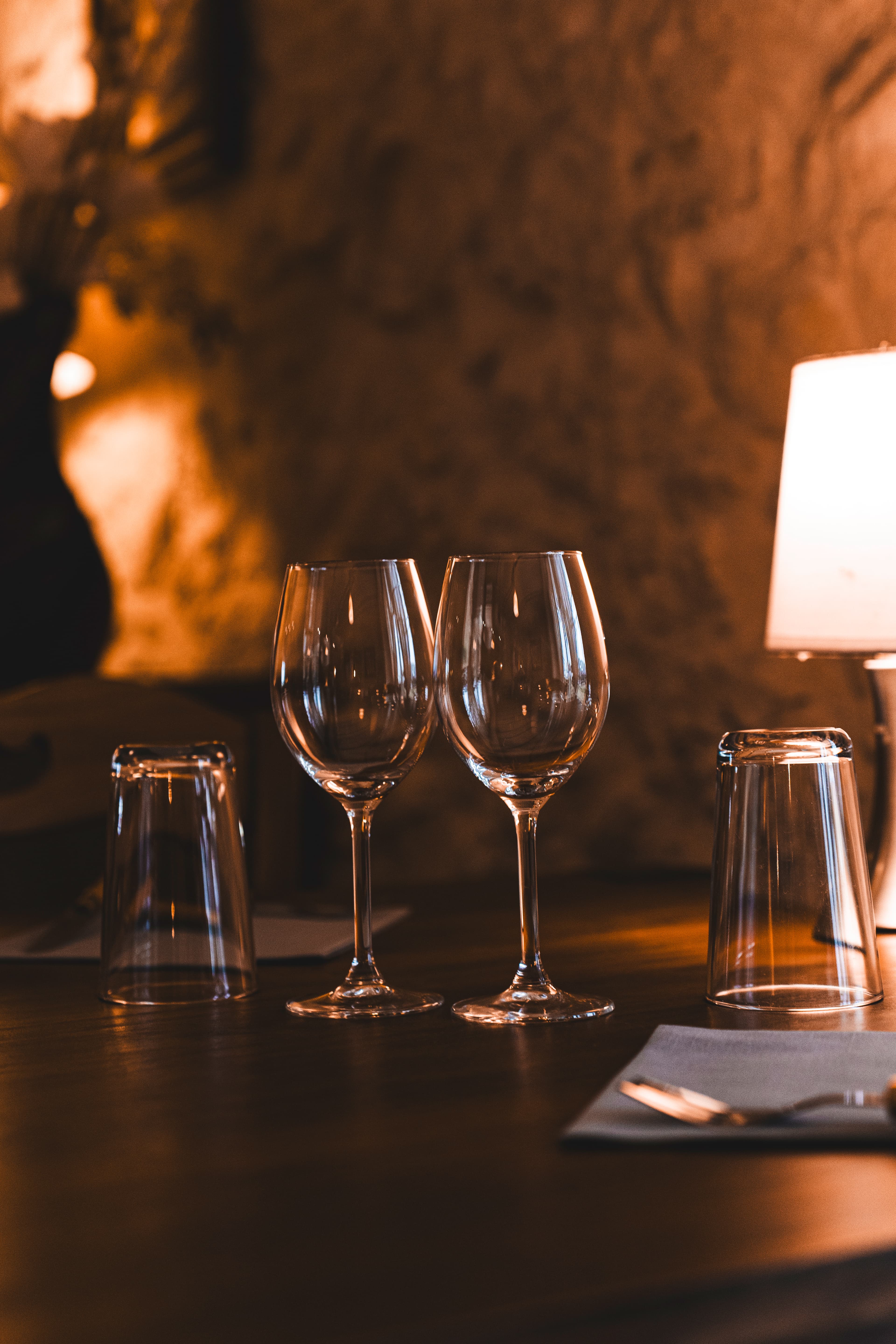 Verres à vin dressés sur table